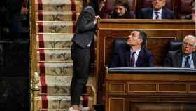 Presupuestos: Irene Montero conversa con Adriana Lastra bajo la mirada de Pedro Sánchez en la sesión del Congreso del martes / EFE