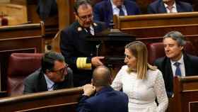 Aitor Esteban (PNV), Carles Campuzano (PDeCAT) y Ana Pastor, presidenta del Congreso, hablan en los escaños de la Cámara / EFE