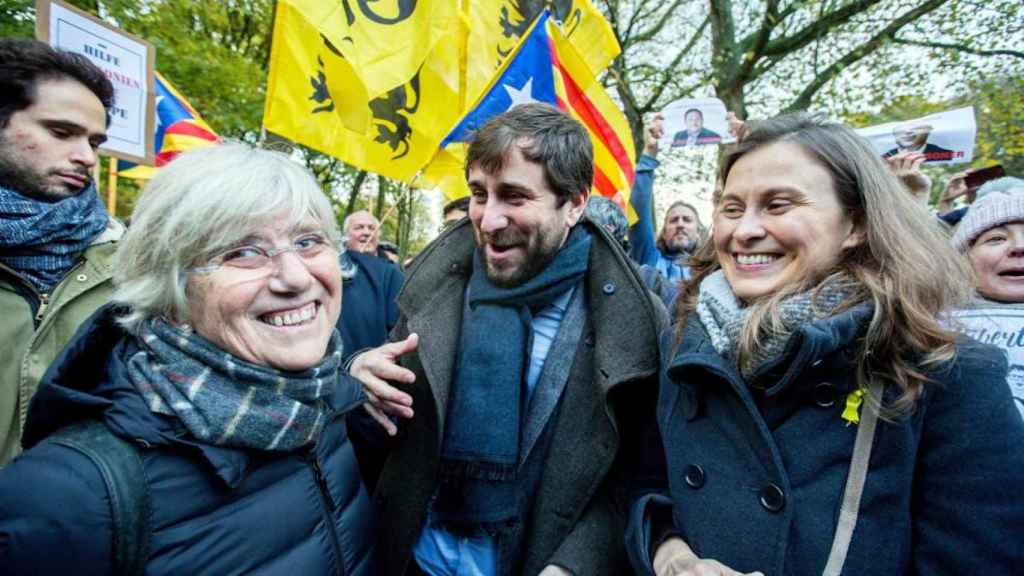 Toni Comín, junto a las también exconsejeras Clara Ponsatí y Meritxell Serret en Bruselas / EFE