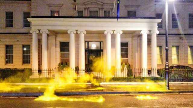 La sede de la Embajada española en Londres tras ser atacada con pintura amarilla por el CDR / CG