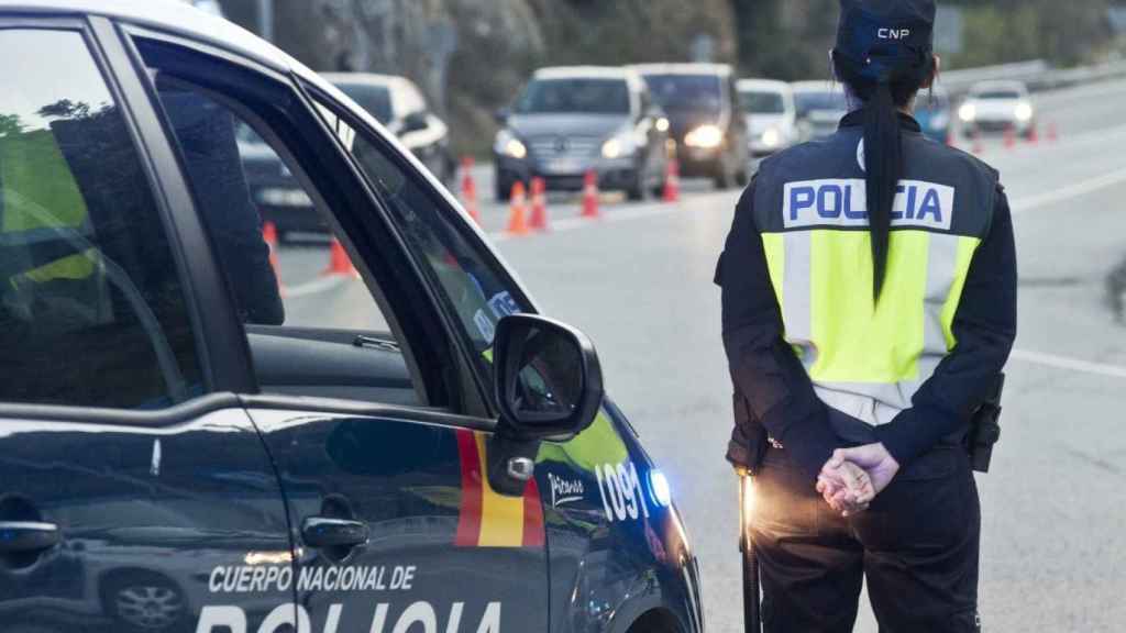 Una agente de la Policía Nacional en un control, donde se sancionó al conductor grave / EFE