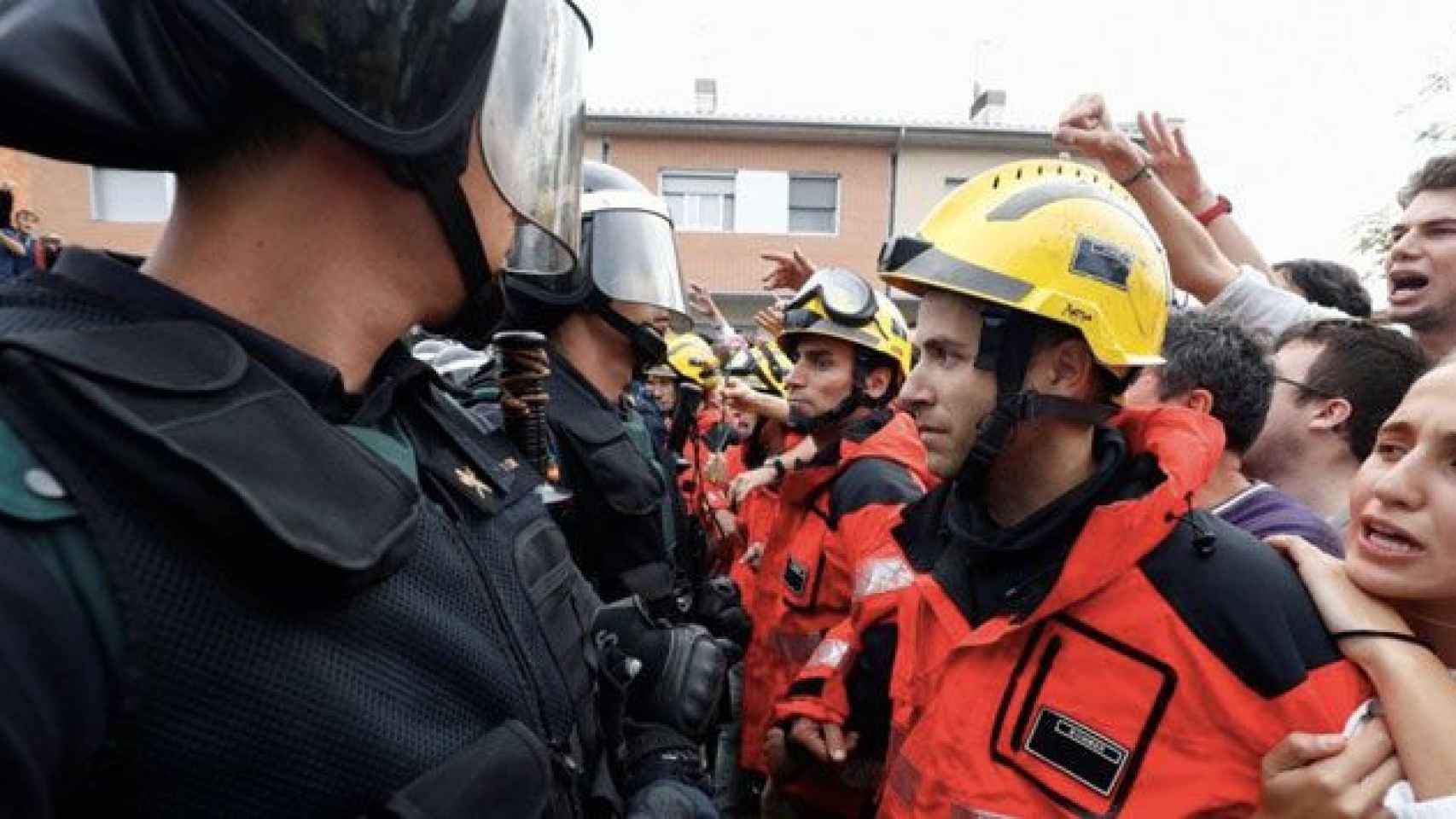 Bomberos con uniforme se encaran con la Guardia Civil el pasado 1 de octubre / EFE