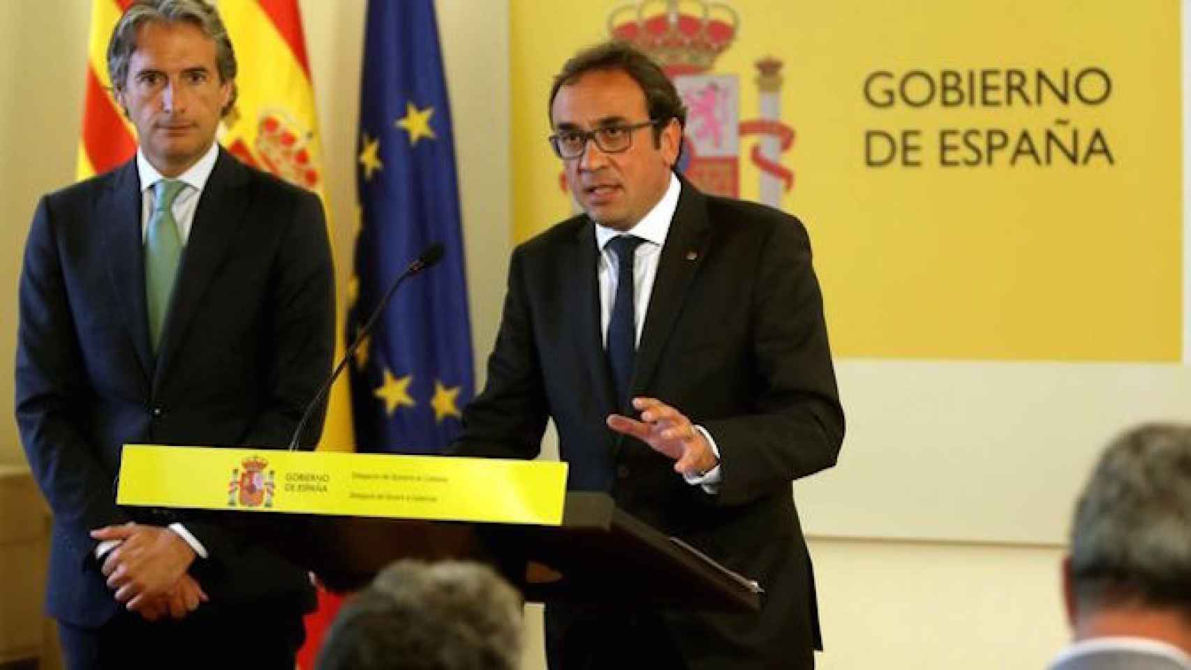 En consejero de Territorio, Josep Rull, ante la mirada del ministro de Fomento, Íñigo de la Serna / EFE