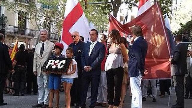 Representates de PxC, durante la ofrenda floral