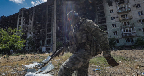 Un militar ruso, caminando junto a un edificio de apartamentos destruido en Severodonetsk, en la región ucraniana de Lugansk / EFE - Sergei Ilnitsky
