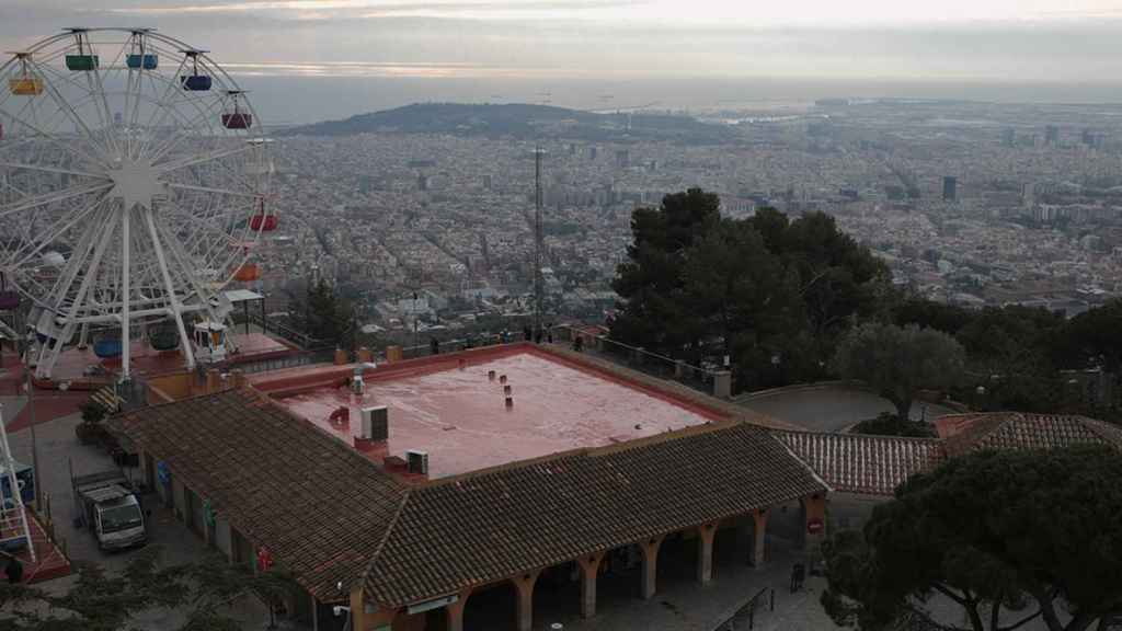 La nieve ha llegado a Barcelona y algunos copos han cuajado en los tejados del Tibidabo / EUROPA PRESS