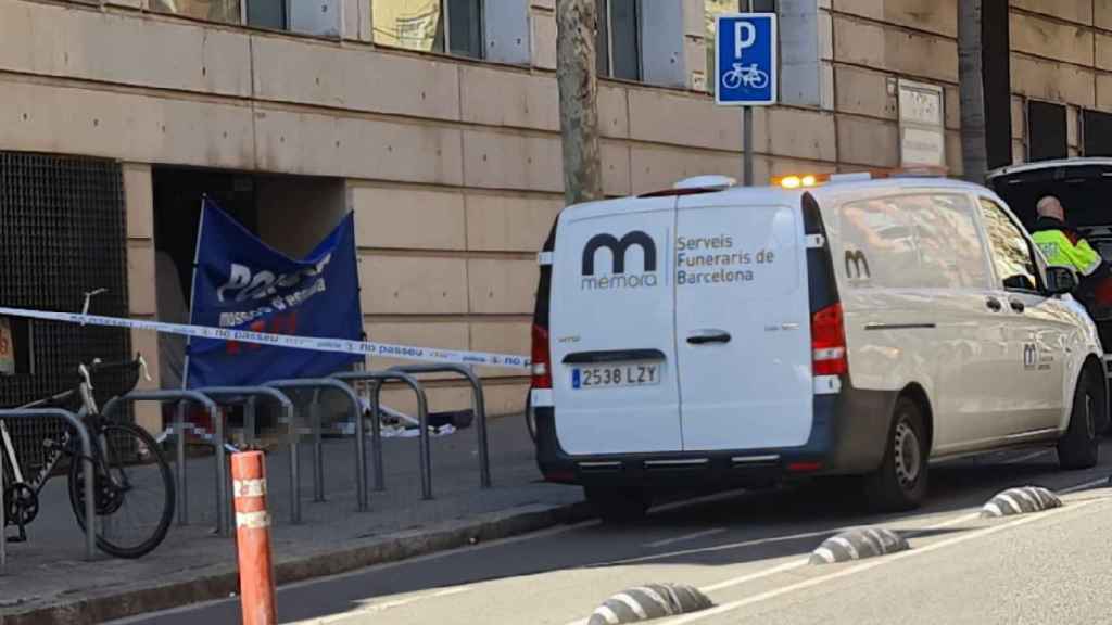 Una patrulla de los Mossos d'Esquadra frente al lugar en el que murió Marc / CEDIDA