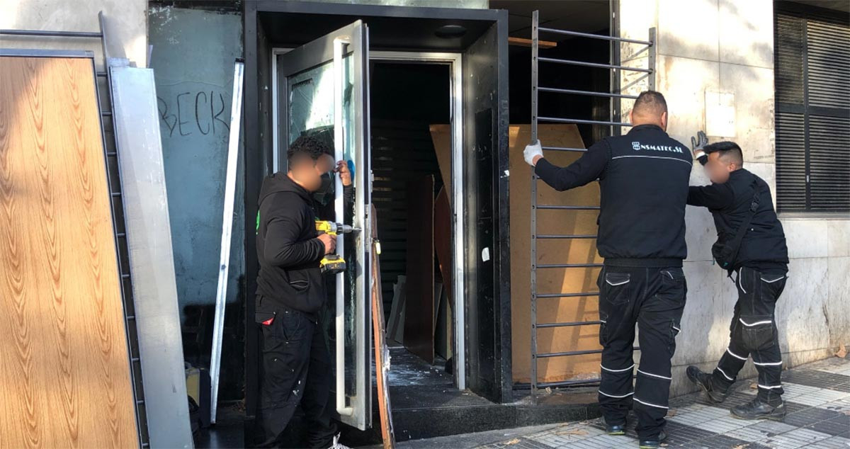 La policía local de Mataró desaloja a cinco okupas de una antigua oficina bancaria / POLICIA LOCAL