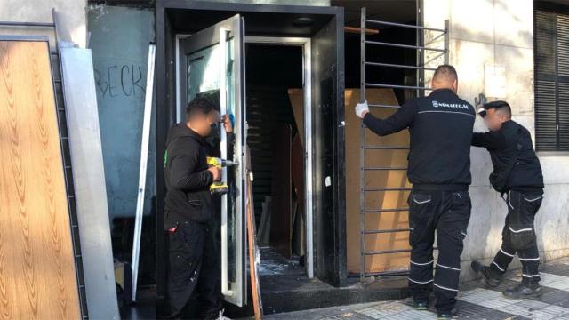 La policía local de Mataró desaloja a cinco okupas de una antigua oficina bancaria / POLICIA LOCAL
