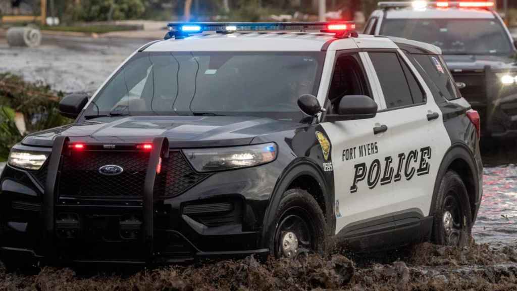 Patrullas policiales en Fort Myers, Florida, inundada por el huracán Ian / EFE