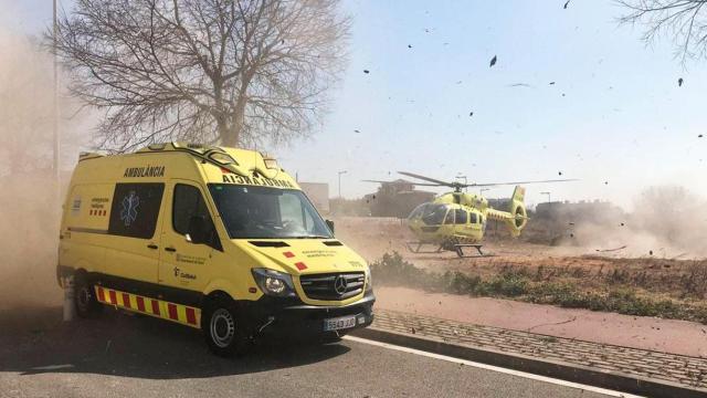 Una ambulancia y un helicóptero del Sistema de Emergencias Médicas (SEM) de Cataluña / CG