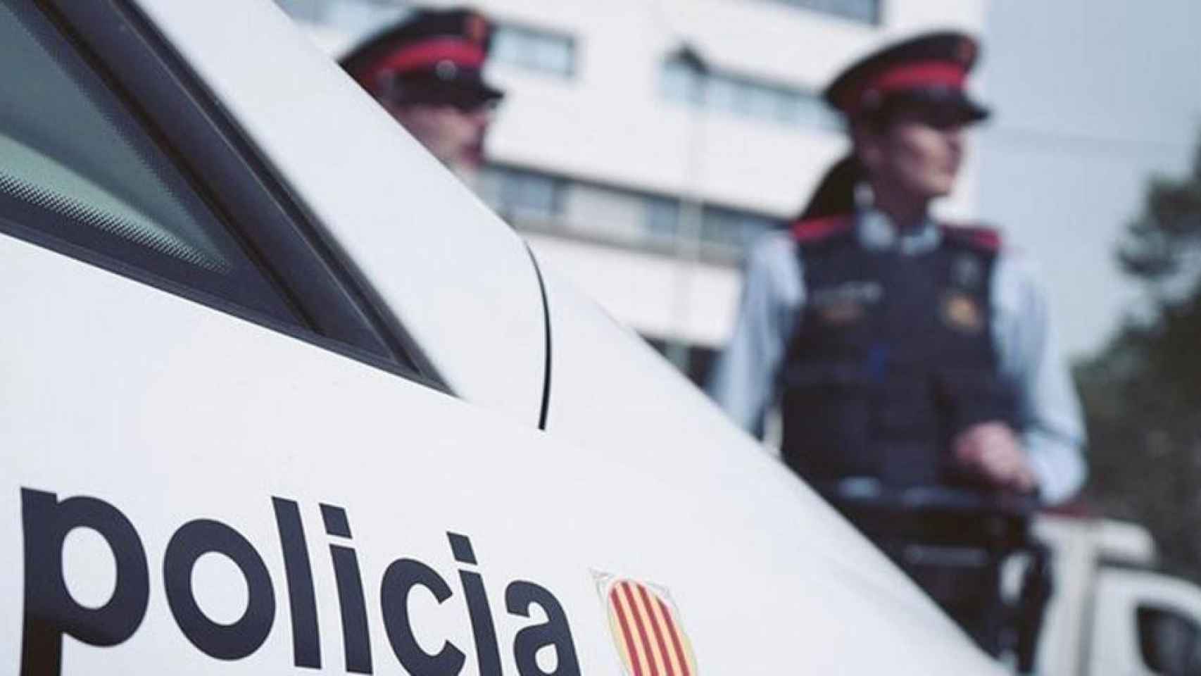 Imagen de archivo de agentes de los Mossos d'Esquadra, que investigan el hallazgo de huesos humanos en Terrassa / MOSSOS