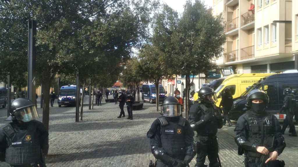 Cordón de Mossos d'Esquadra durante el acto de Vox en Olot / ARRAN