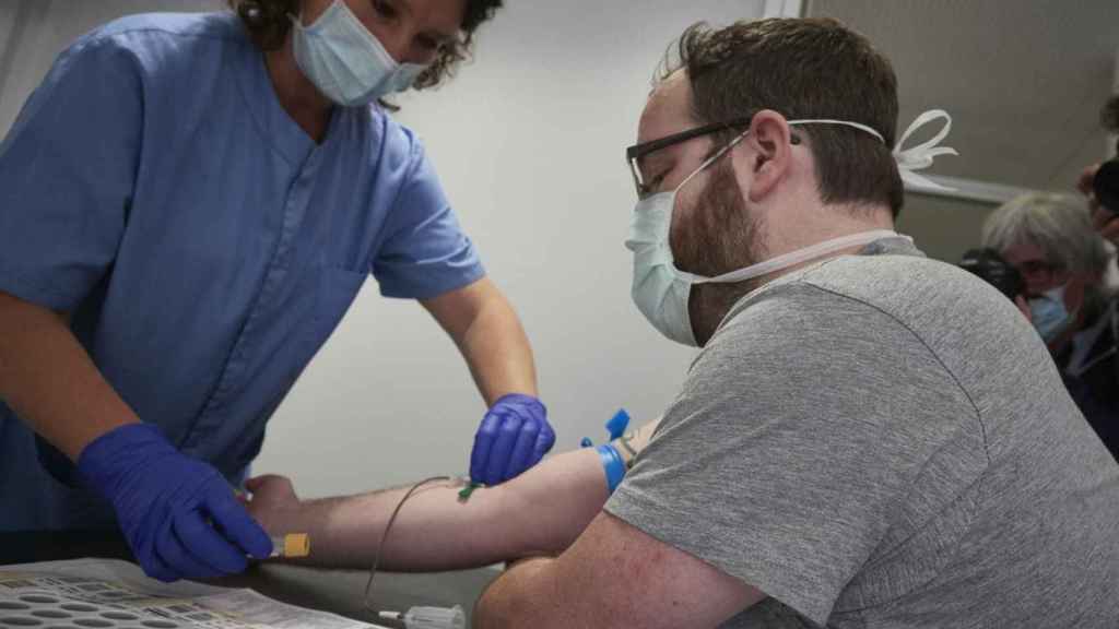 Una trabajadora sanitaria realiza un test PCR de Covid-19 / EP