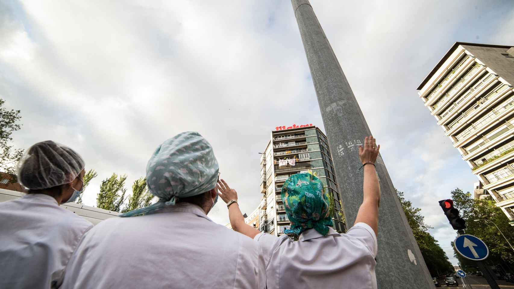 Varios sanitarios del Hospital Fundación Jiménez Díaz aplauden en apoyo a los profesionales fallecidos por coronavirus / EP