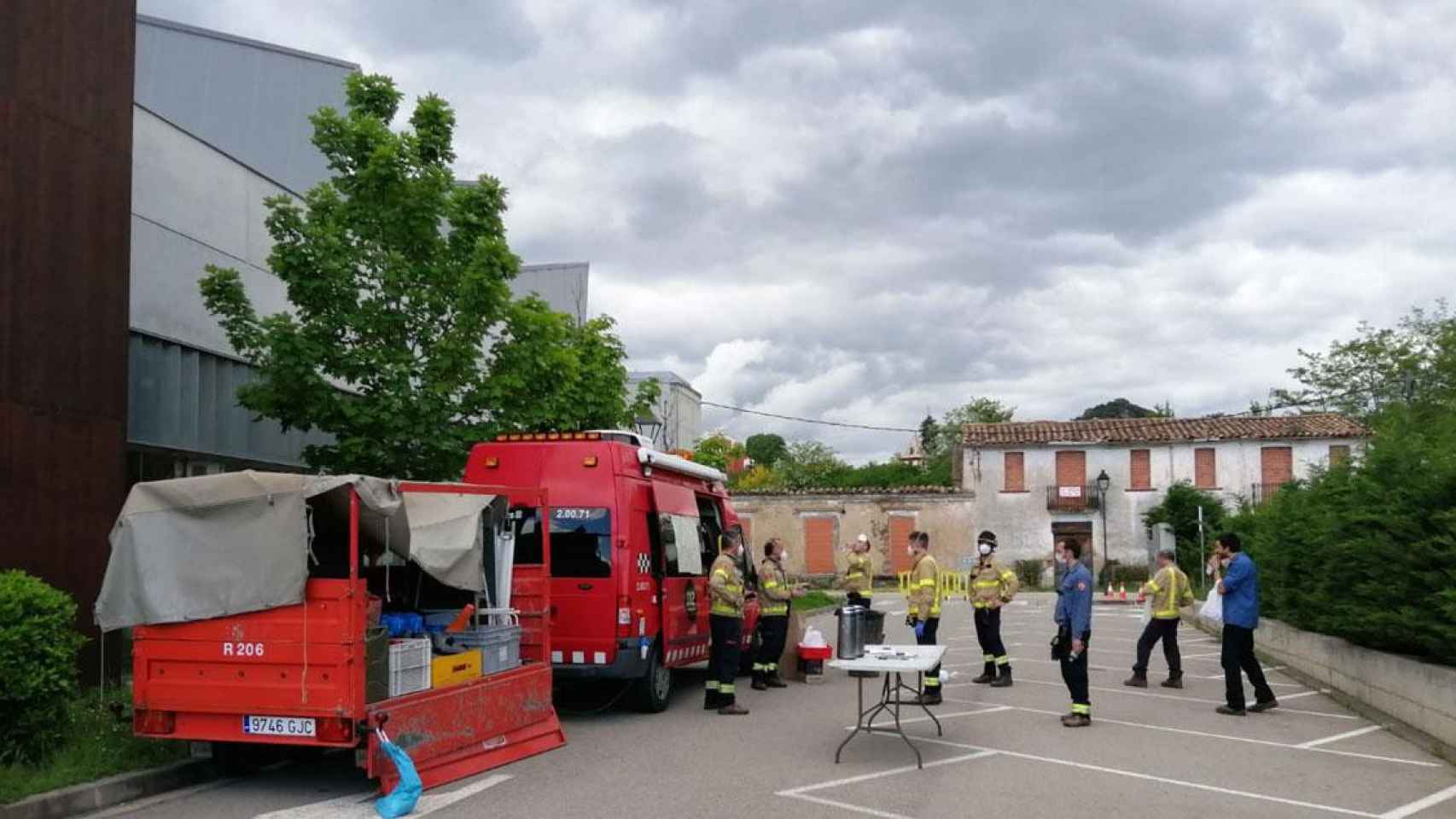 Efectivos de bomberos que han participado en el rescate de la anciana atrapada / BOMBERS