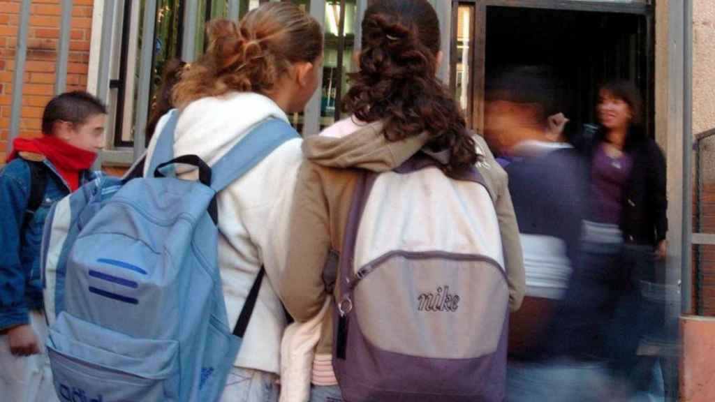 Un grupo de menores a la entrada de un centro escolar / EFE