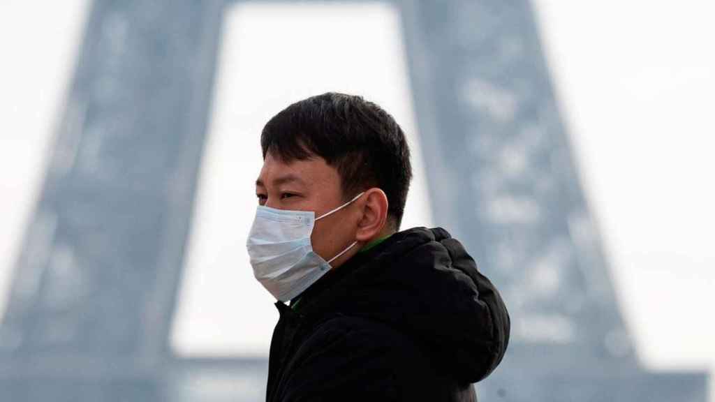 Imagen de un turista chin frente a la Torre Eiffel de París (Francia) / EFE