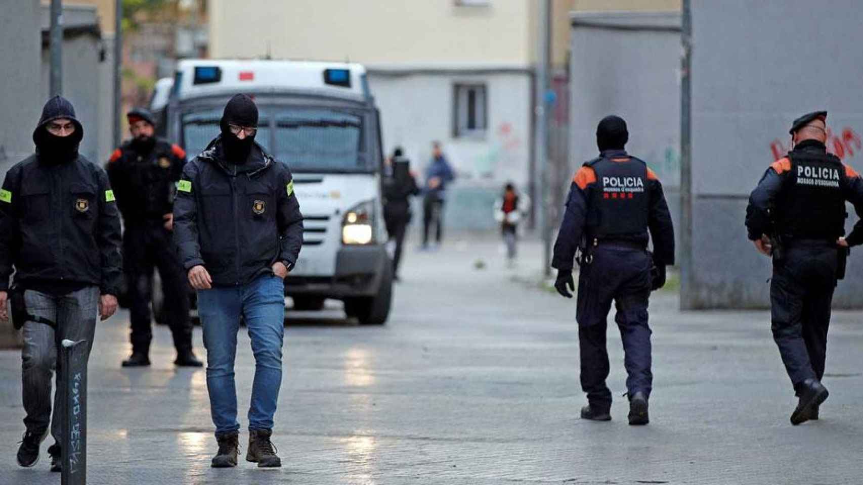 Varios agentes de los Mossos en el operativo contra el tráfico de drogas y armas en Badalona y otros puntos de Barcelona / EFE