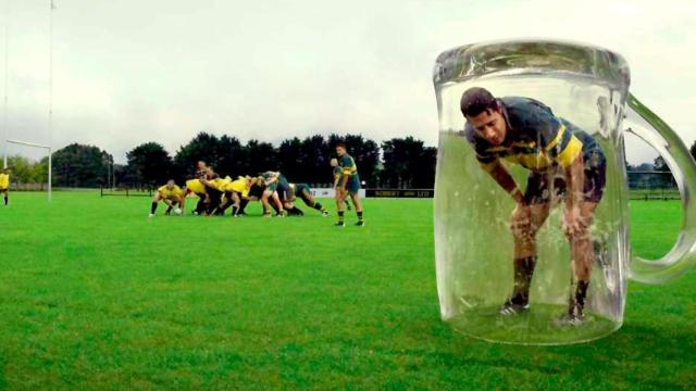Un deportistas dentro de una jarra de cerveza que le impide rendir como sus compañeros