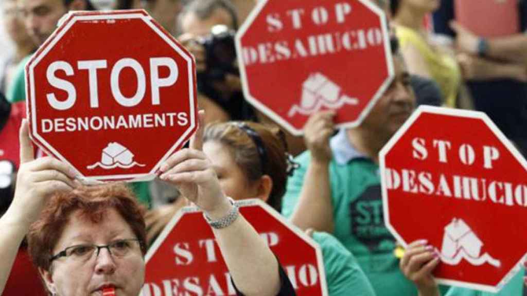 Activistas y vecinos se manifiestan por una vivienda digna en Barcelona / EFE