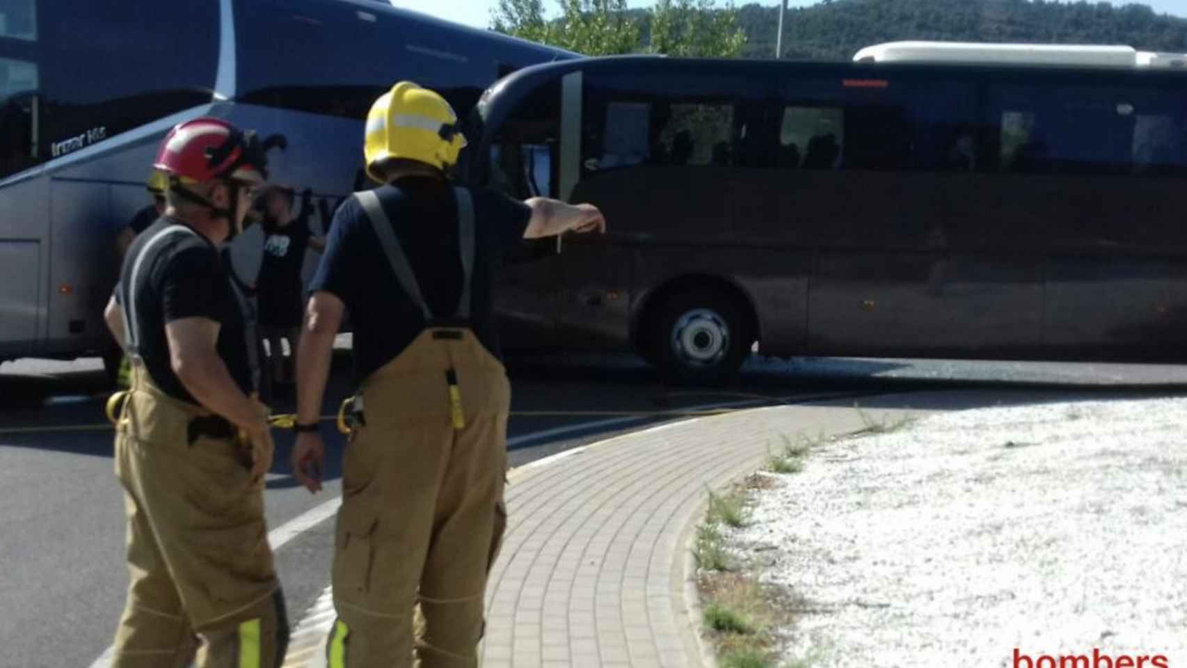 Los bomberos asisten a los heridos tras el choque entre dos autocares en Lleida / BOMBERS