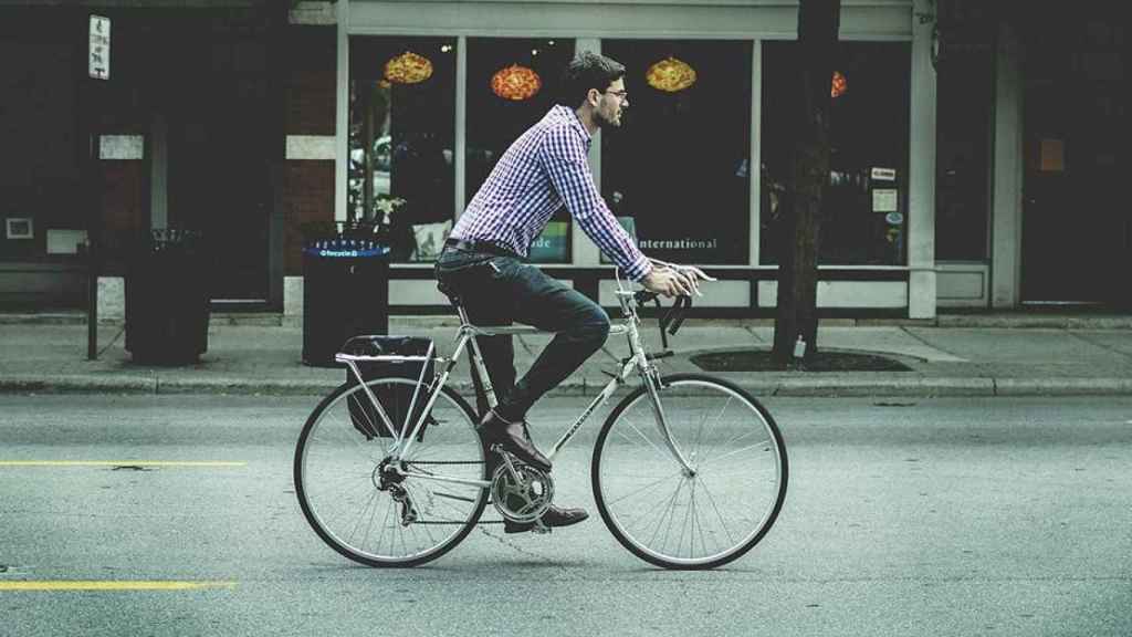 Hombre en bicicleta / PIXABAY