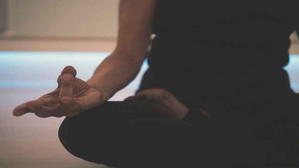 Mujer haciendo yoga / UNSPLASH