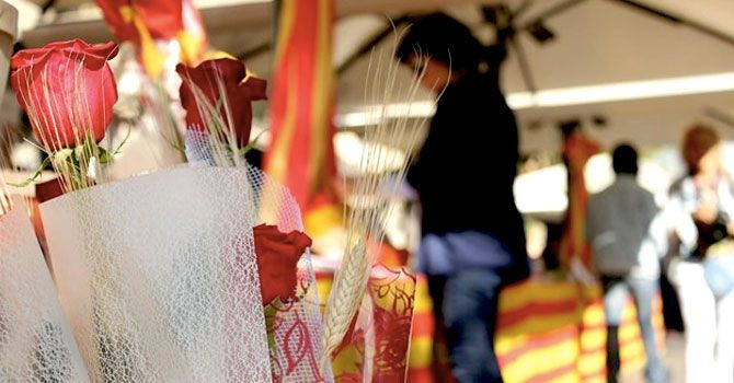 Rosas de Sant Jordi y libros en Las Ramblas de Barcelona un 23 de abril, diada de Sant Jordi / EP