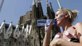 Una turista frente a la Sagrada Familia