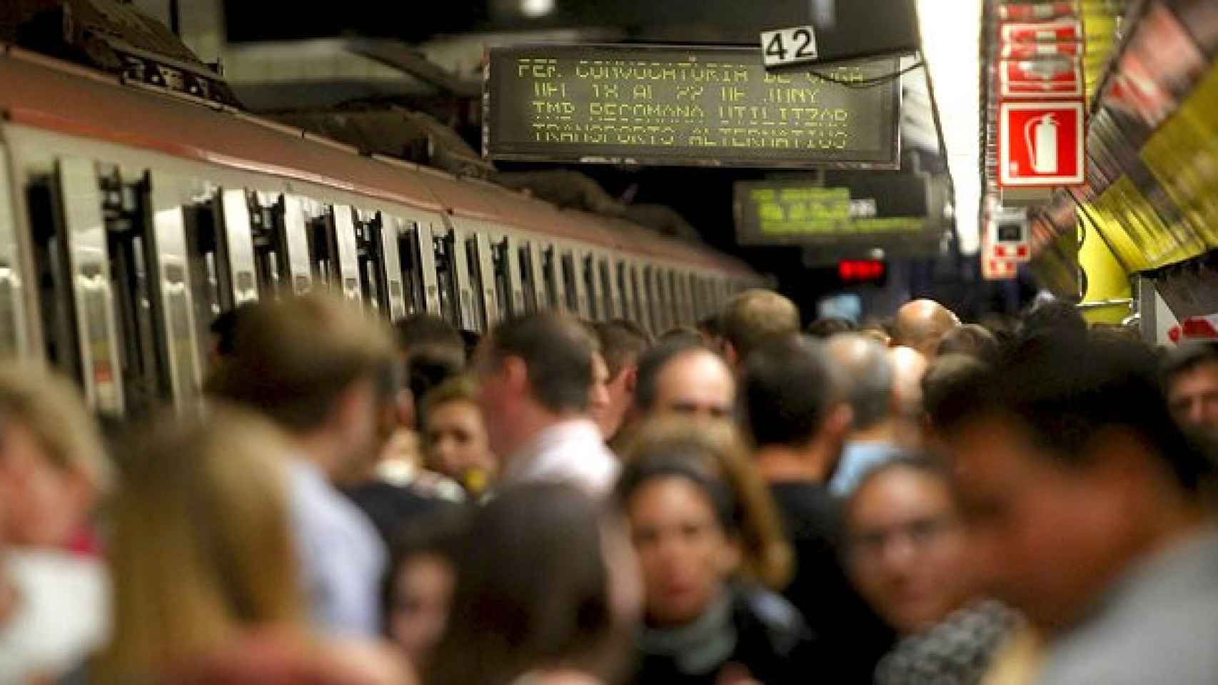 Imagen de archivo del Metro de Barcelona con el anuncio de la huelga convocada en junio de 2016 / EFE