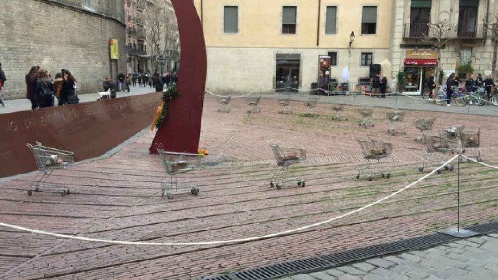 El montaje del BRAC en el Fossar de les Moreres que ha sido retirado por la presión independentista  / CG