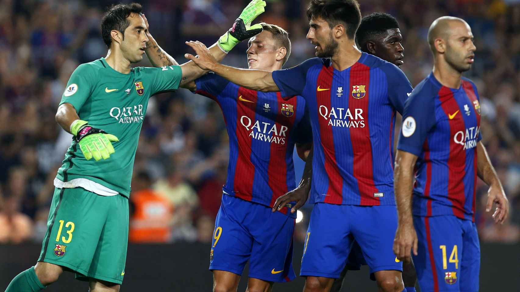 André Gomes y Digne felicitan a Claudio Bravo tras detenerle un penalti a Vicente Iborra, del Sevilla, en la vuelta de la Supercopa de España 2016.