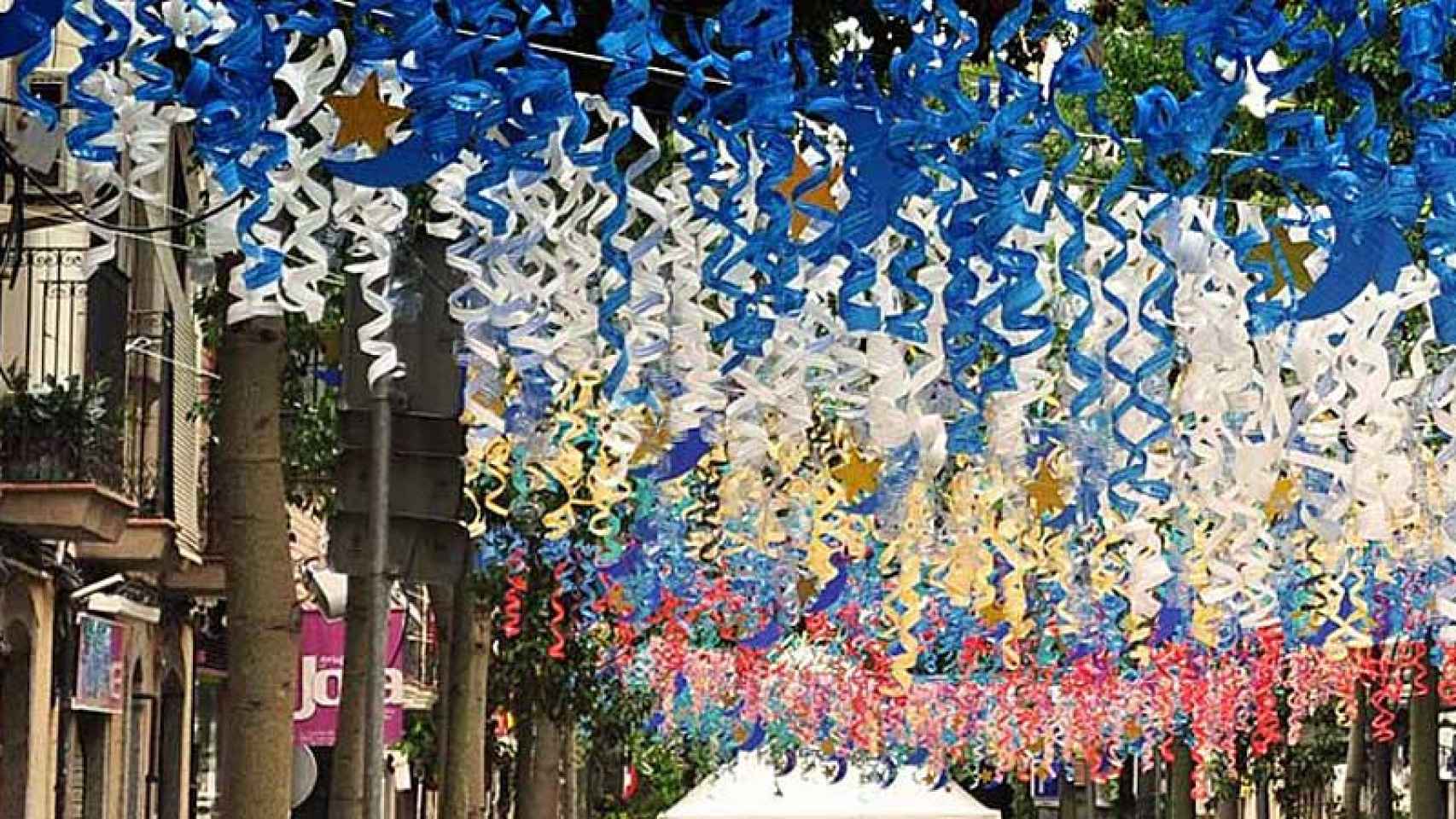 Una calle del barrio de Sants de Barcelona, engalanada con motivo de su fiesta mayor. - Ayuntamiento de Barcelona