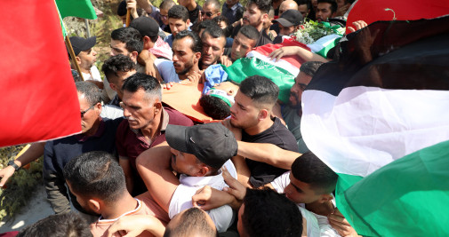 Llevan el cuerpo del palestino Osama Adawy, de 18 años, durante su funeral en el campo de refugiados de Aroub, cerca de la ciudad cisjordana de Hebrón / EFE