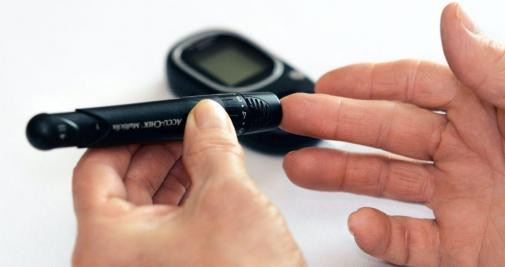 Una persona con diabetes se hace un control de los niveles de glucosa en sangre / PEXELS
