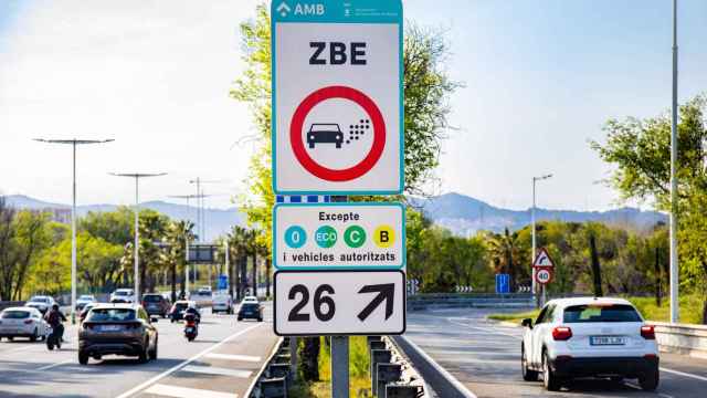 Indicador de entrada a la zona de movilidad restringida de Barcelona / AMB