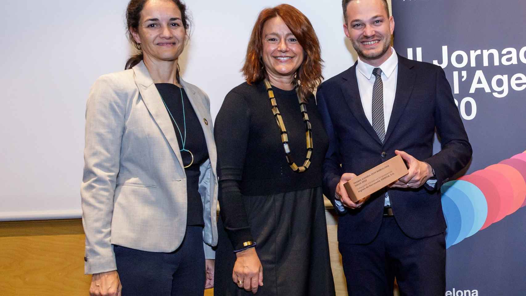 Bàrbara Pons, comisionada de la Agenda 2030 del Ayuntamiento de Barcelona, la teniente de alcaldesa Laia Bonet y Felipe Campos, consejero delegado de Aigües de Barcelona