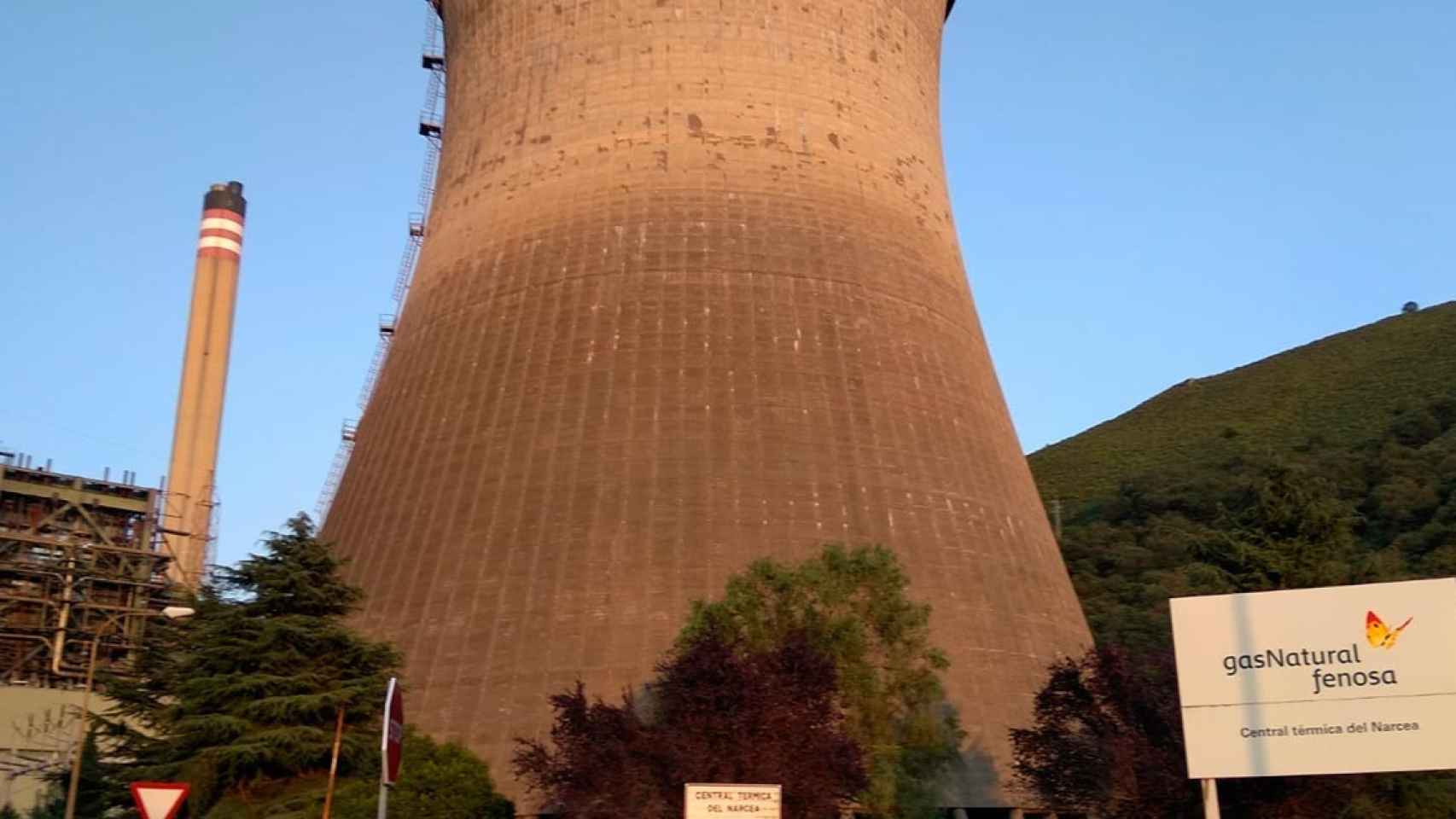 La central térmica de Naturgy en el río Narcea / EP