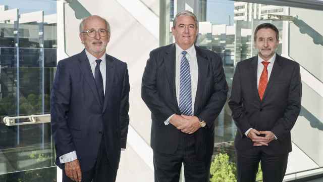 De izquierda a derecha, Antonio Brufau, presidente de Repsol; R. Blair Thomas, consejero delegado de EIG; y el consejero delegado de Repsol, Josu Jon Imaz / REPSOL
