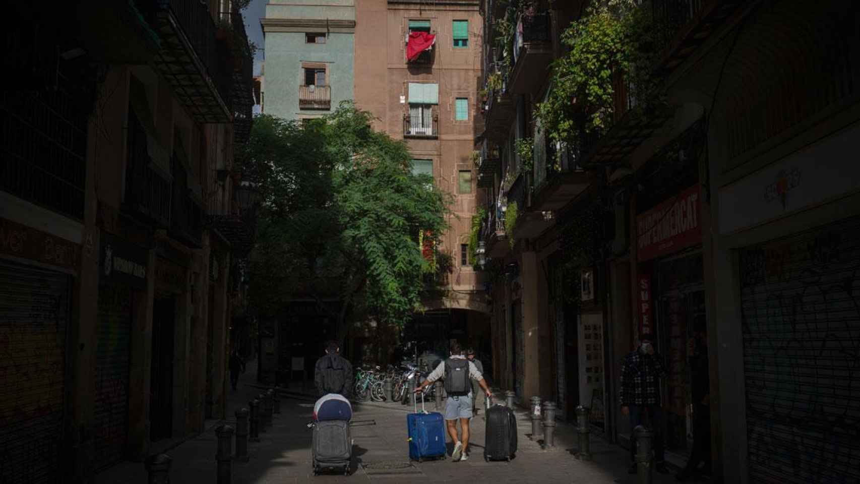 Un turista arrastrando maletas en Barcelona / EP