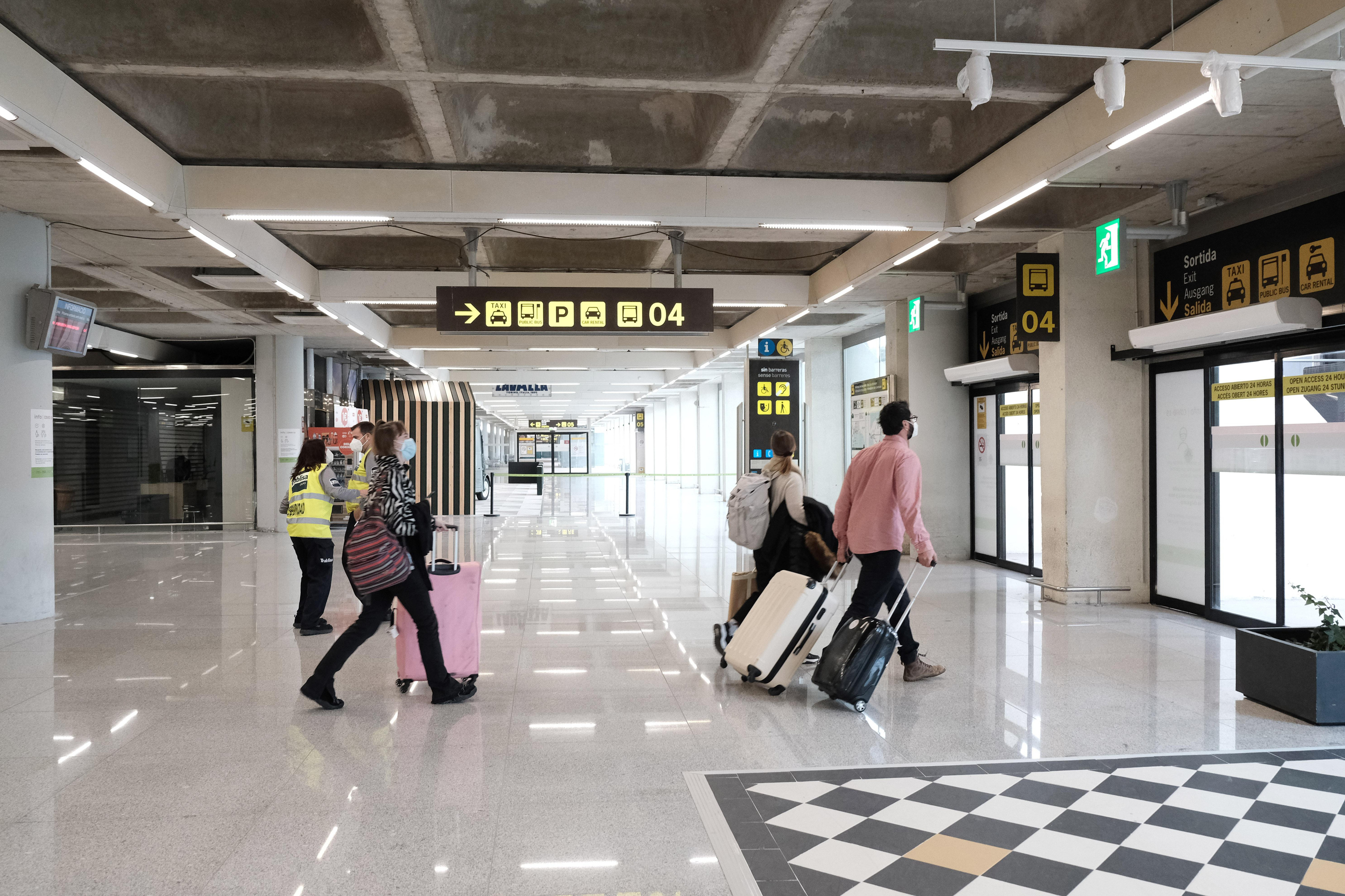 Turistas llegan al aeropuerto de Palma de Mallorca durante la pandemia / EP