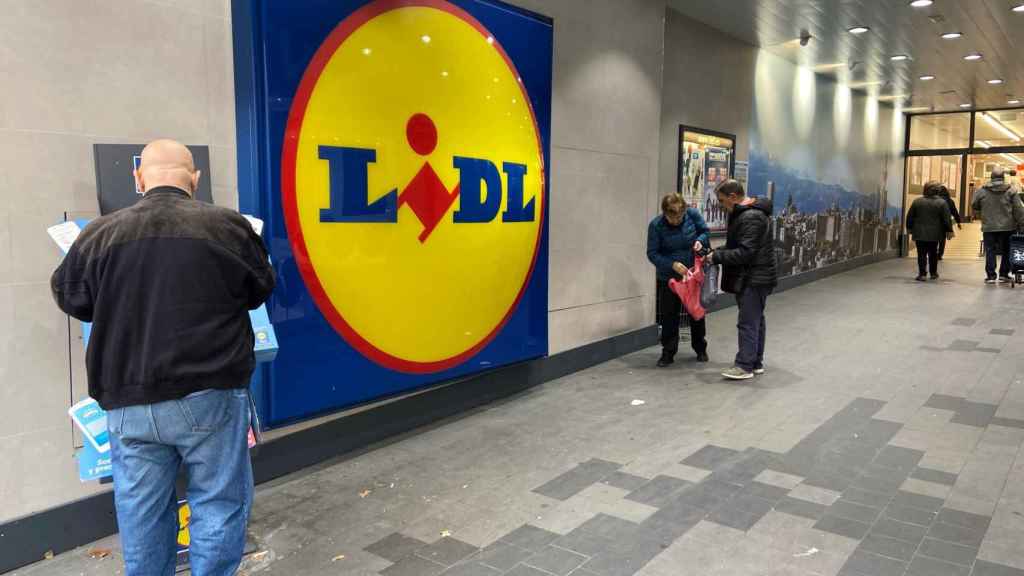 Clientes en la puerta de un supermercado de Lidl / EP