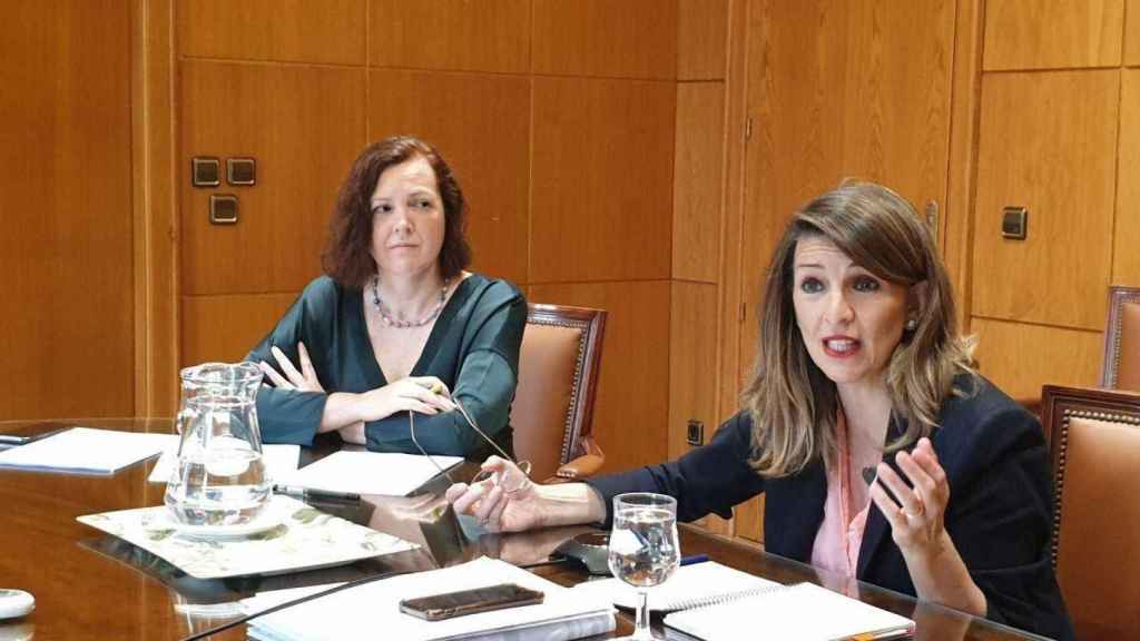 En primer plano, la ministra de Trabajo, Yolanda Díaz, que planteará la extensión de los ERTE / EP