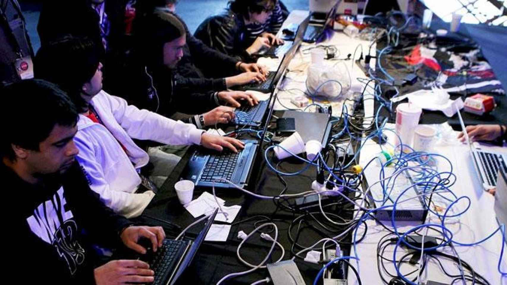 Imagen de un grupo de programadores en un 'hackathon', los perfiles profesionales más complicados de encontrar en Barcelona / EFE