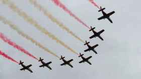 Las siete aeronaves de la patrulla Águila, durante el desfile del 12 de octubre / EFE