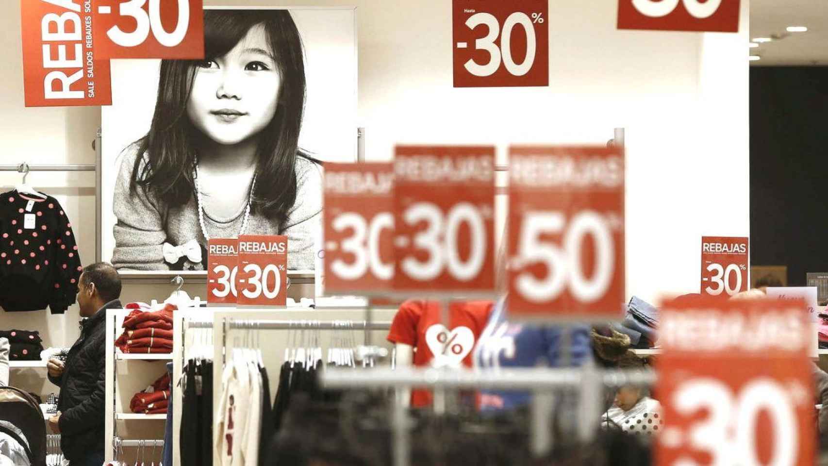 Carteles que anuncian rebajas en el interior de una tienda en una imagen de archivo / EFE