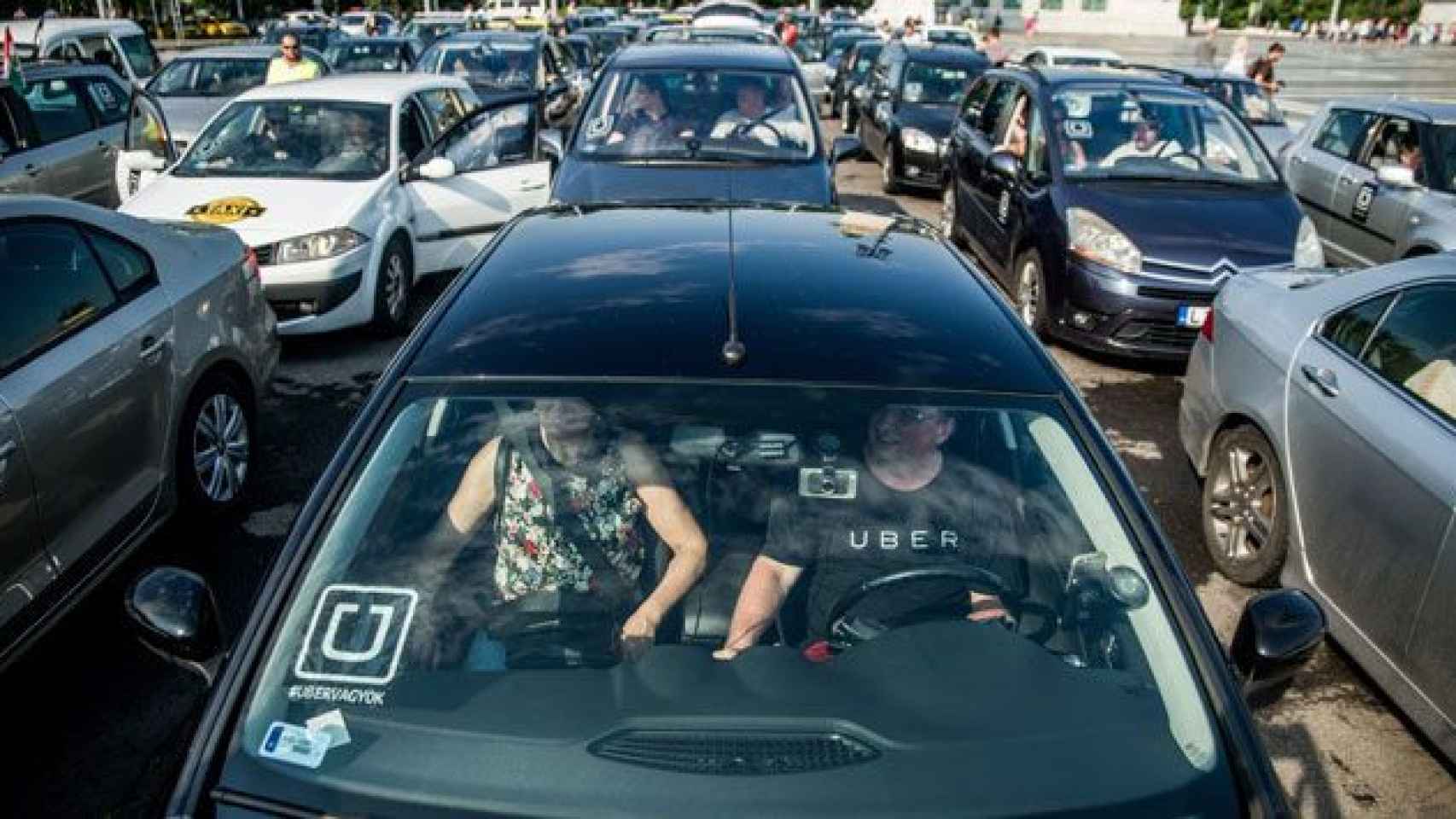 Vehículos de Uber en una manifestación en Budapest (Hungría) / EFE