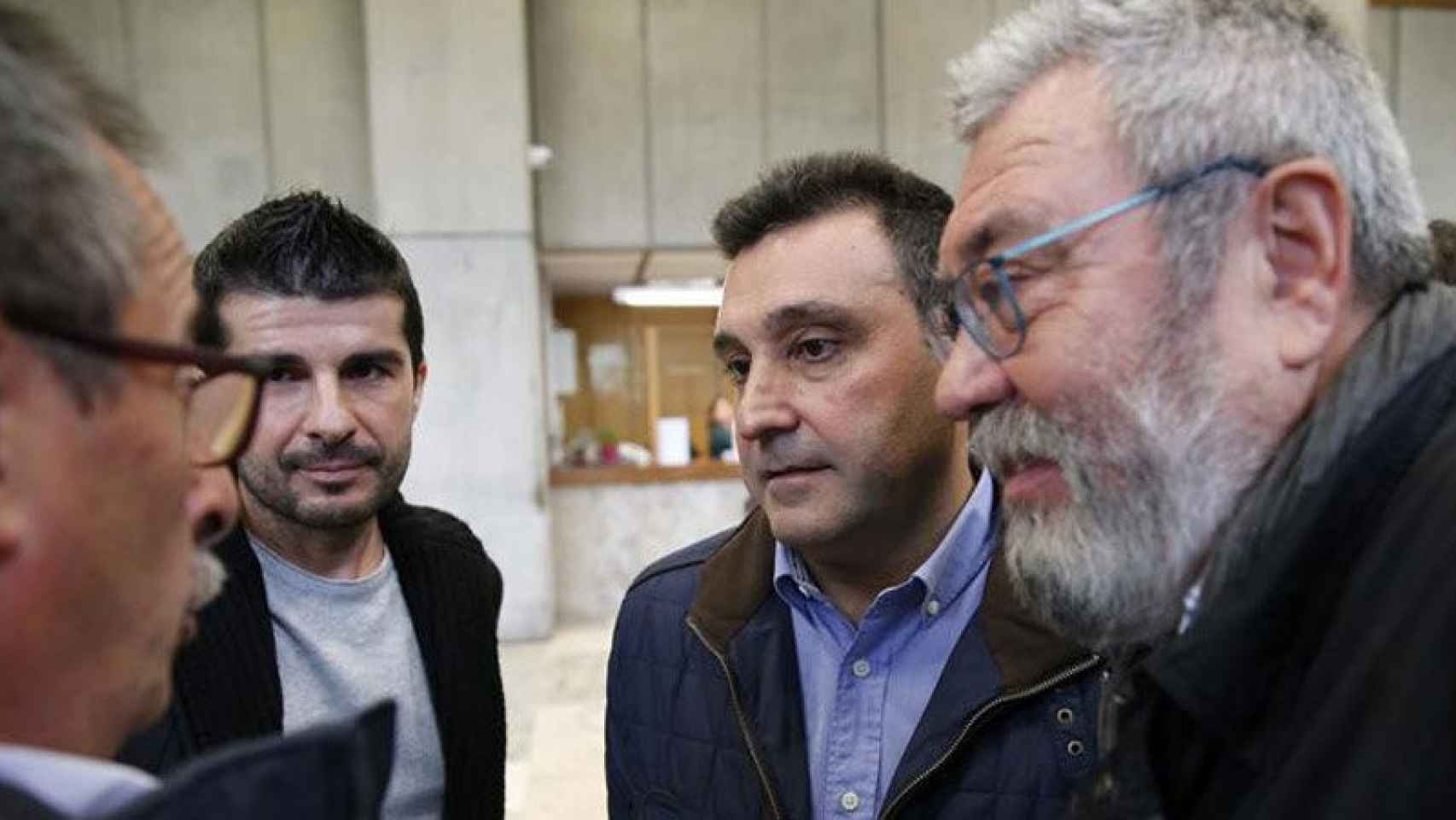 Matías Carnero (segundo por la derecha), presidente del comité de empresa de Seat y de UGT, y Rafael Guerrero (segundo por la izquierda), su homólogo en CCOO en una imagen de archivo en Martorell.