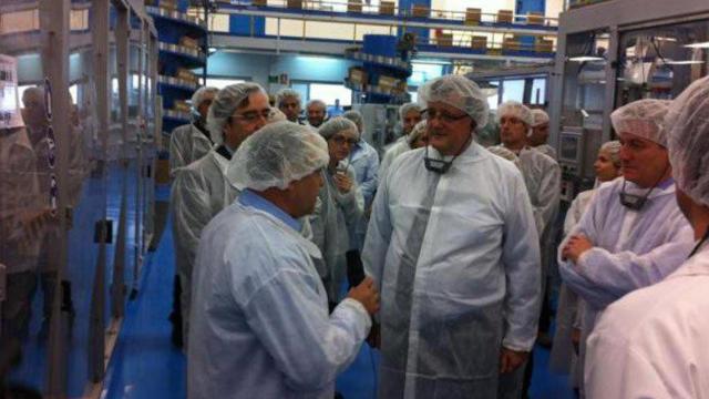 Imagen de la factoría de Procter & Gamble en Mataró durante una visita con el ex consejero de Industria catalán, Xavier Mena.